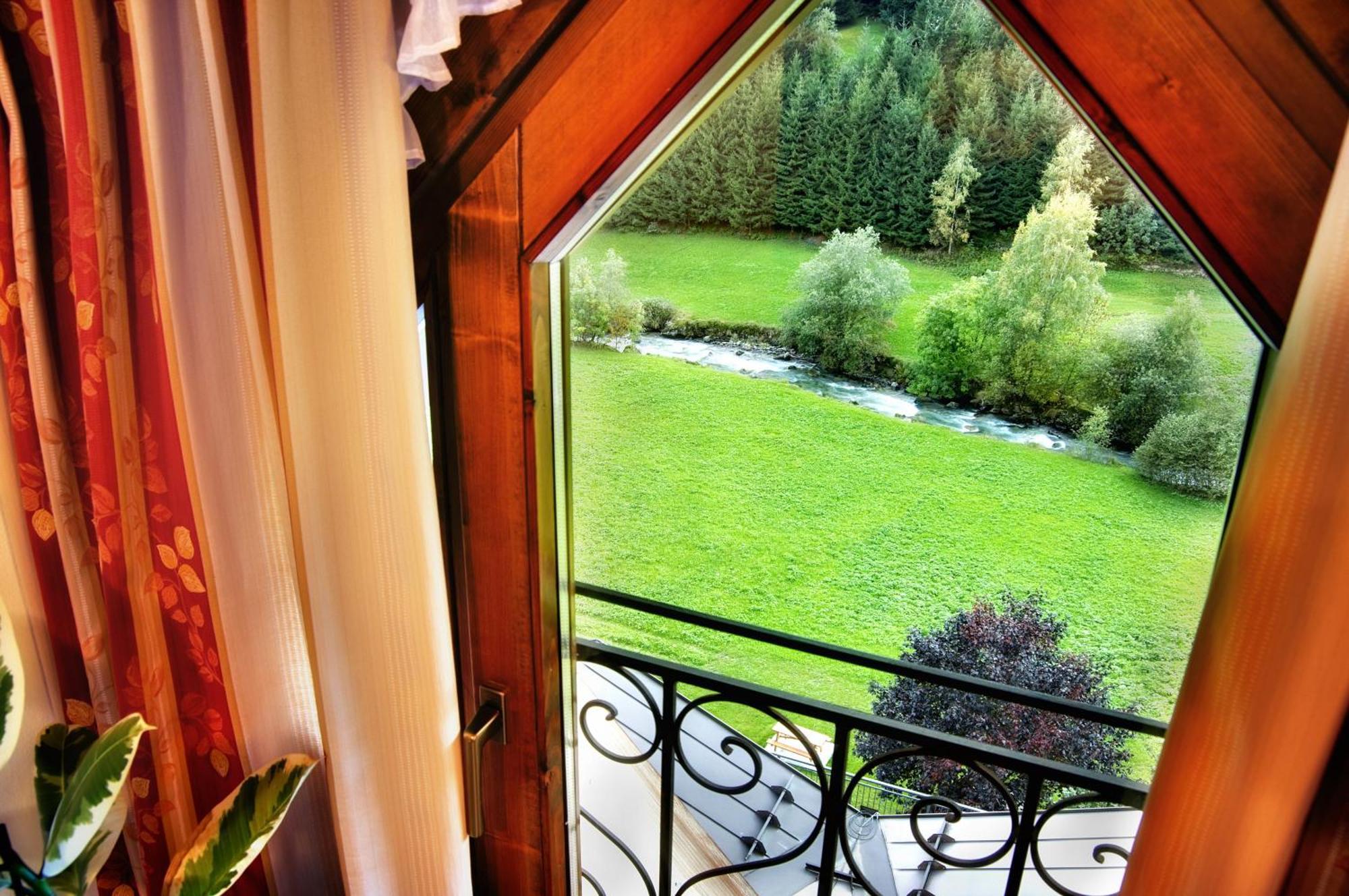Albergo Miramonti Rabbi Bagian luar foto