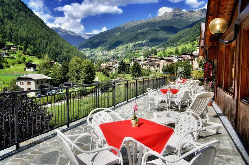 Albergo Miramonti Rabbi Bagian luar foto